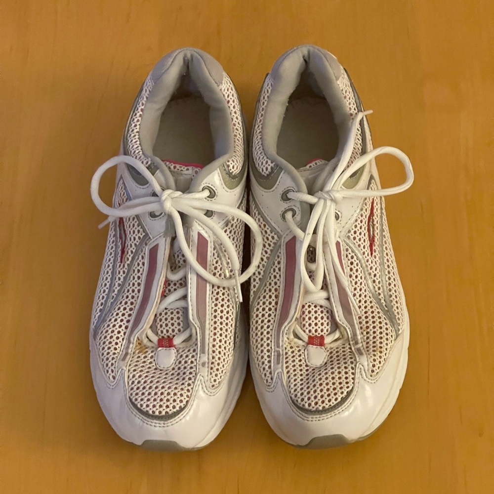 AVIA ATHLETIC SHOES